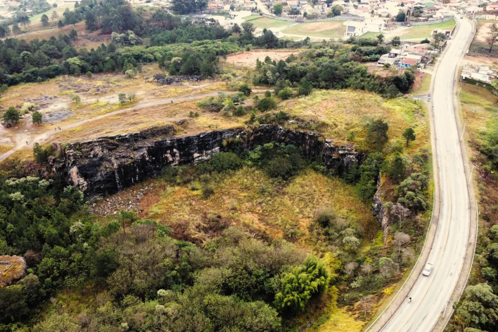 Pedreira do Atuba fica às margens do Rio Atuba e próxima à Estrada do Ribeira e da Linha Verde, cerca de 13 km do centro da capital, Curitiba.