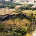 Pedreira do Atuba fica às margens do Rio Atuba e próxima à Estrada do Ribeira e da Linha Verde, cerca de 13 km do centro da capital, Curitiba.