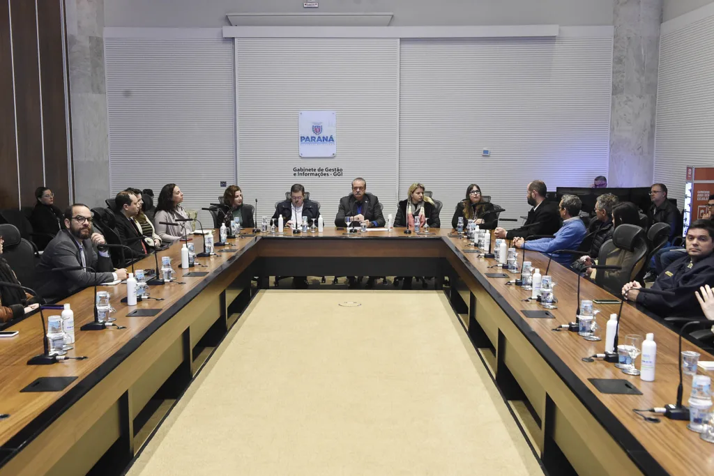 Paraná vai integrar projeto nacional de mapeamento de recursos marinhos 2 PEN - Planejamento Espacial Marinho, Solenidade de lançamento do projeto piloto da região marinha do sul do Brasil. Curitiba Pr - Palácio Iguaçú - GGI com a presença do Secretário de estado do desenvolvimento e sustentabilidade Everton de Souza, contra almirante Ricardo Jaques Ferreira, secretária de estado das cidades Camila Milene Scucato, vice diretora do instituto geociências da UFRGS e Vanessa Mesquita Braga gerente de meio ambiente do BNDES Foto: Denis Ferreira Netto/SEDEST
