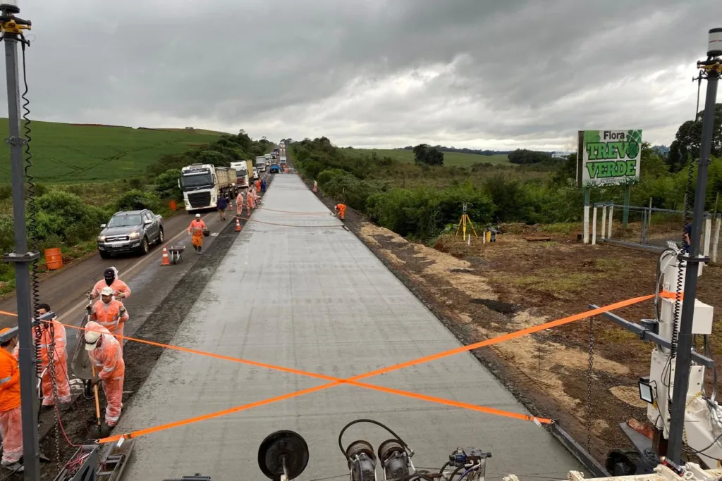 Governo do Paraná faz pavimentação de rodovia em concreto no Sudoeste e grandes obras na RMC e Londrina