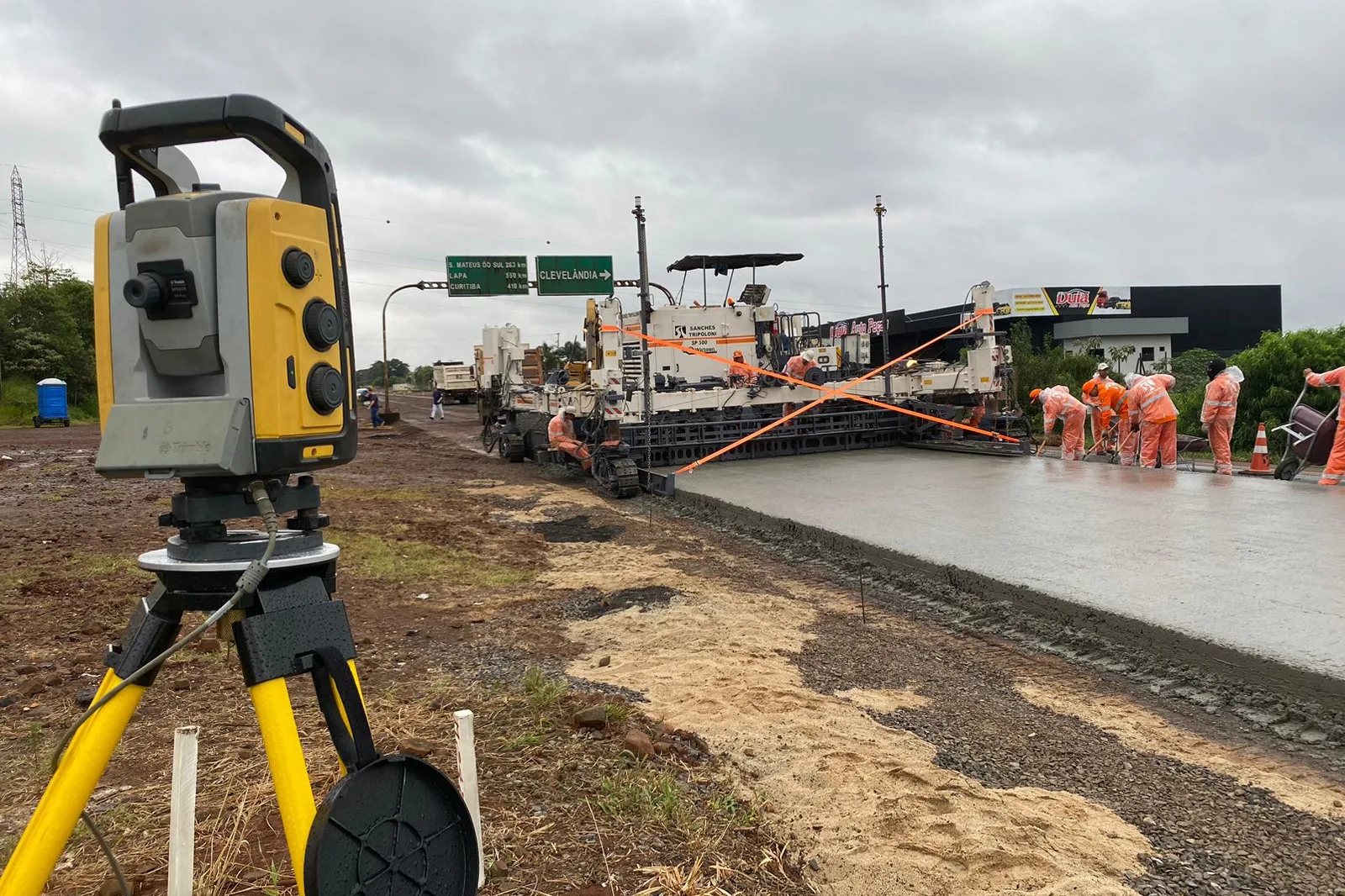 Governo do Paraná faz pavimentação de rodovia em concreto no Sudoeste e grandes obras na RMC e Londrina