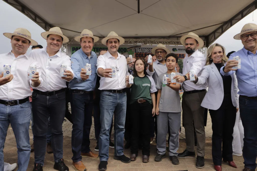 Ratinho Junior assina acordo com Castrolanda para criação de Parque Tecnológico do Agroleite 15 20240808113338 mg 1025