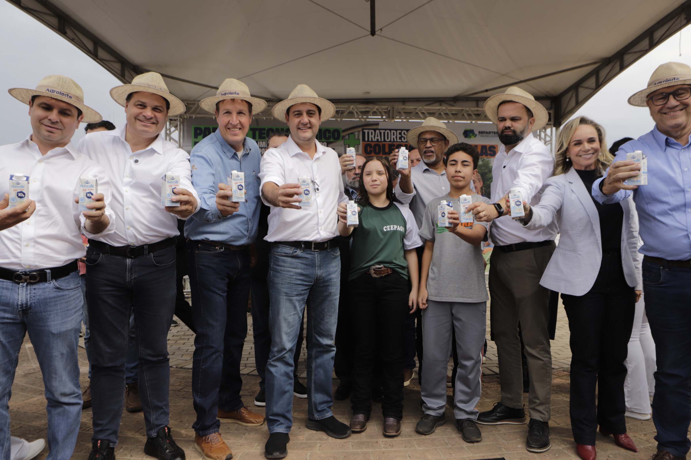 Ratinho Junior assina acordo com Castrolanda para criação de Parque Tecnológico do Agroleite