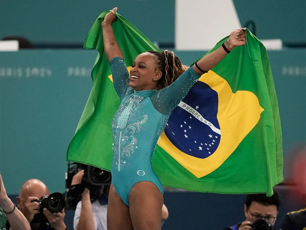 Jogos de Paris: Rebeca Andrade é ouro no solo e vira maior medalhista olímpica do Brasil