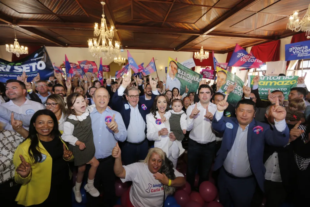 Familiares, vereadores, candidatos, amigos e lideranças de Curitiba lotaram os salões do Palácio Garibaldi neste sábado (3)