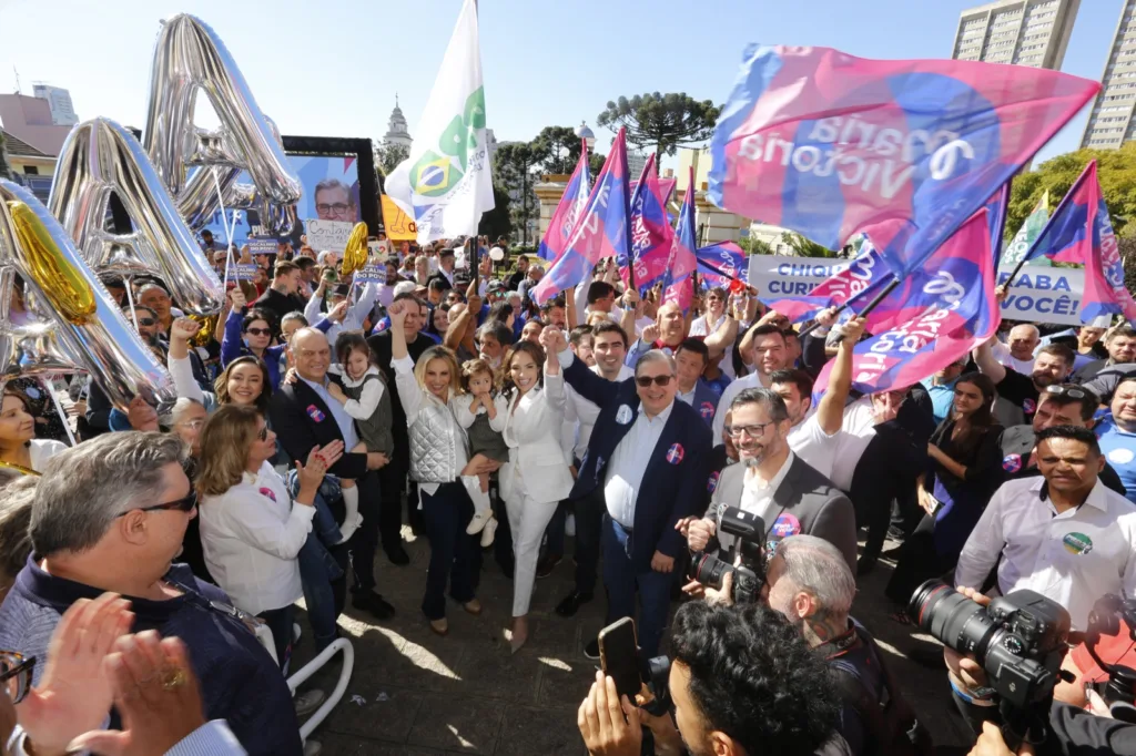 Familiares, vereadores, candidatos, amigos e lideranças de Curitiba lotaram os salões do Palácio Garibaldi neste sábado (3)