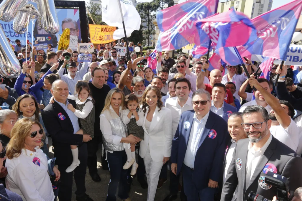 Familiares, vereadores, candidatos, amigos e lideranças de Curitiba lotaram os salões do Palácio Garibaldi neste sábado (3)