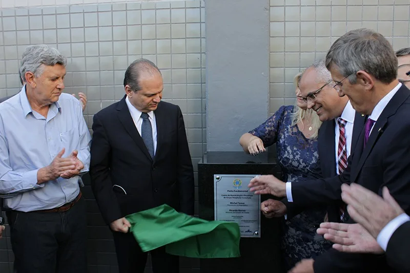 Ricardo Barros e autoridades descerrando em 2018 a placa de lançamento da pedra fundamental do Centro de Hematologia e Oncologia do GHC. Guilherme de Faveri, Bruno de Barros, Taina Flores e Guilherme Bernst (Fotos)