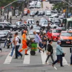 Pessoas andando em avenida