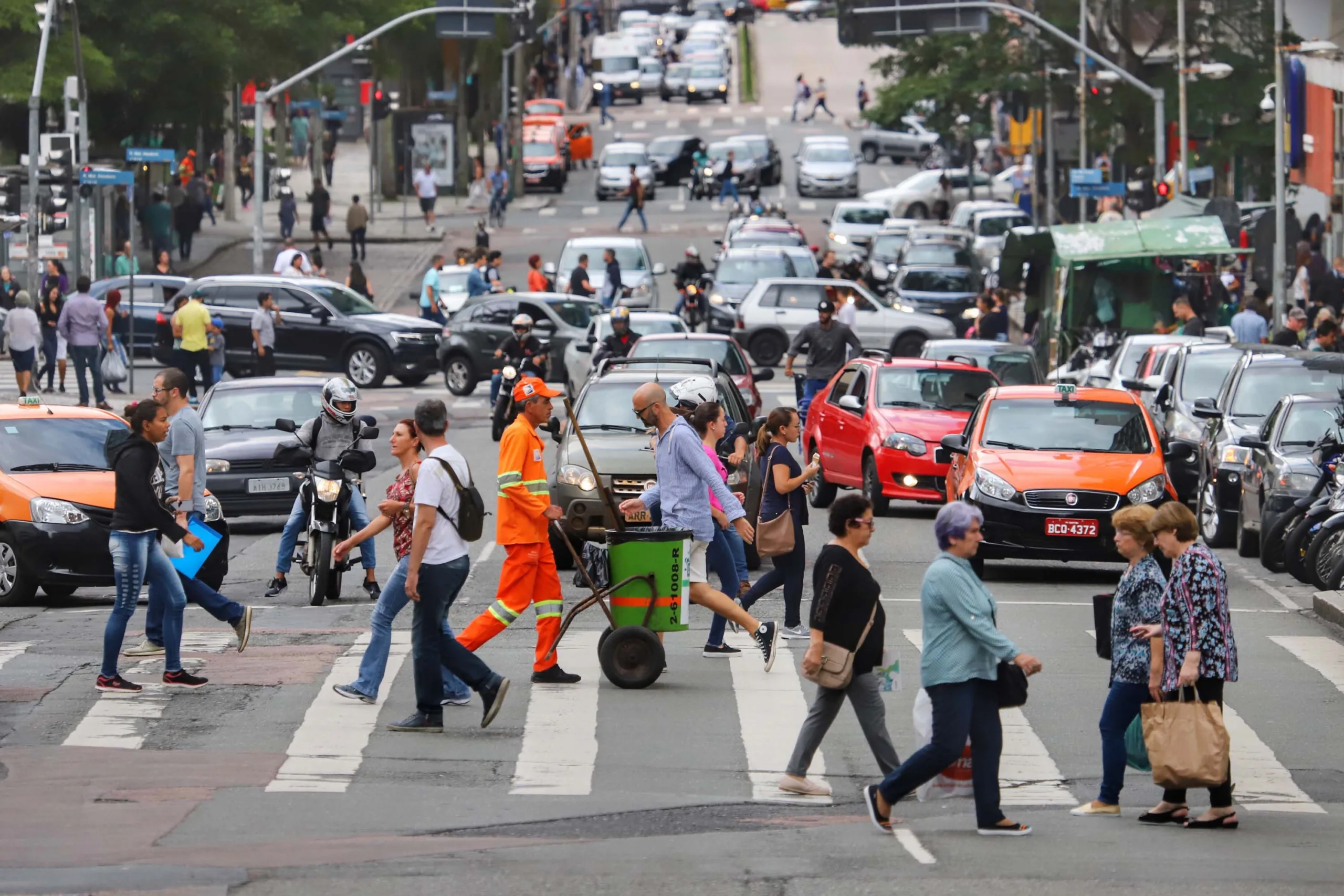 Pessoas andando em avenida