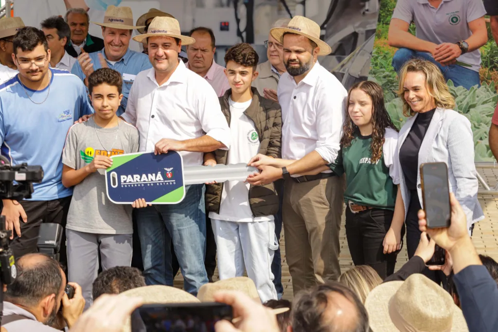 Ratinho Junior assina acordo com Castrolanda para criação de Parque Tecnológico do Agroleite 14 governador agroleite foto rdziura 0772