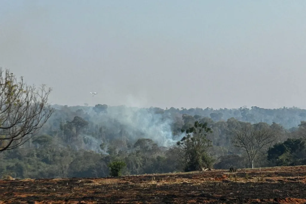 Com uso de helicóptero, bombeiros combatem incêndio em Maria Helena 3 incendio umuarama 07 iat
