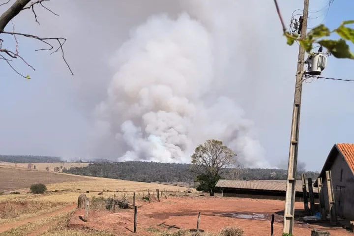 Com uso de helicóptero, bombeiros combatem incêndio em Maria Helena 2 incendio umuarama 11 iat jpg
