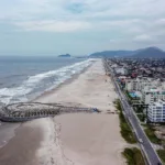 A revitalização da Orla de Matinhos, principal intervenção urbana da história do Litoral do Paraná, alcançou 94,88% da execução em julho, de acordo com o boletim divulgado nesta terça-feira (06) pelo Instituto Água e Terra (IAT).