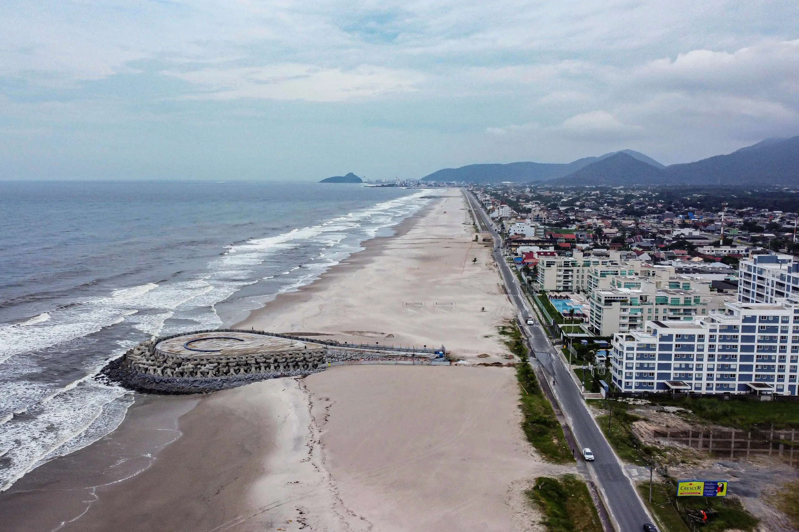 A revitalização da Orla de Matinhos, principal intervenção urbana da história do Litoral do Paraná, alcançou 94,88% da execução em julho, de acordo com o boletim divulgado nesta terça-feira (06) pelo Instituto Água e Terra (IAT).