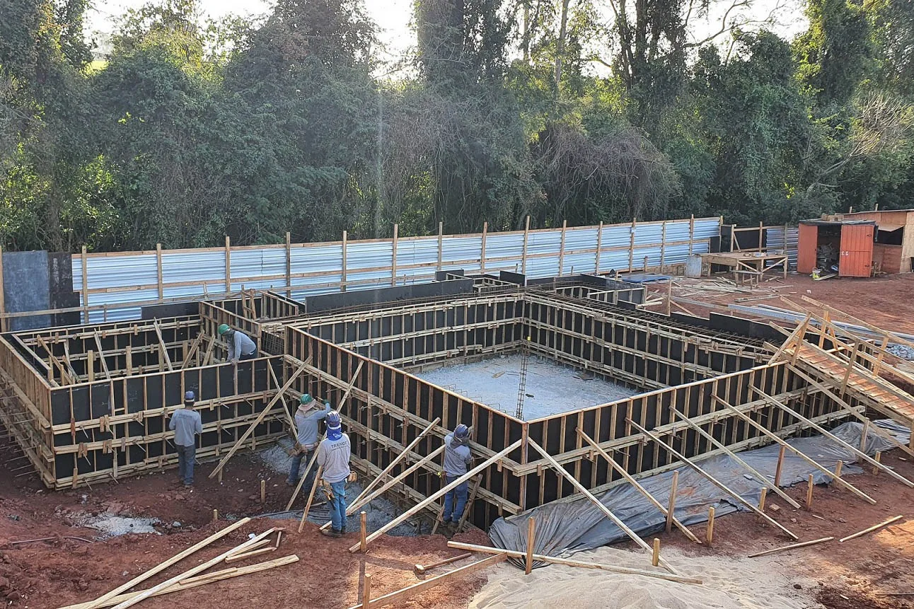 Obras de implantação do sistema de esgotamento sanitário seguem aceleradas em distritos de Maringá Foto: Giovanna Fonseca
