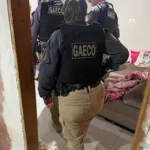 A operação tem por objetivo desarticular um possível grupo criminoso formado por servidores públicos municipais suspeitos de cobrarem ilicitamente valores de pessoas que desejassem realizar cortes, podas e remoções de árvores na cidade.