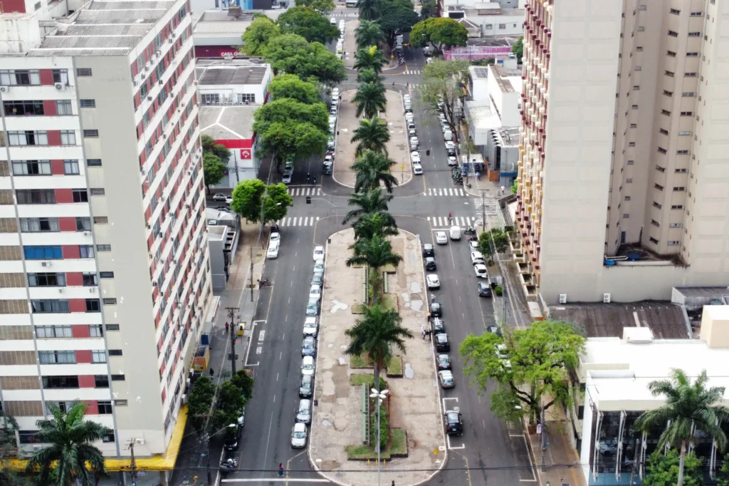 Com R$ 48 milhões investidos, obra do Eixo Monumental de Maringá atinge 32% 9 Centro de Maringá