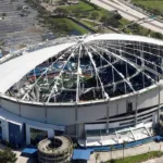 O furacão Milton arrancou a cobertura de tecido do Tropicana Field, estádio da equipe de beisebol Tampa Bay Rays, em St. Petersburg, mas não há relato de feridos.