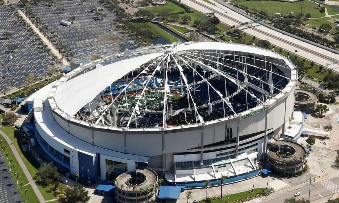 O furacão Milton arrancou a cobertura de tecido do Tropicana Field, estádio da equipe de beisebol Tampa Bay Rays, em St. Petersburg, mas não há relato de feridos.