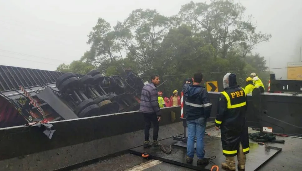 Carreta tombou em cima de uma van com atletas de uma equipe de remo. Foto: Divulgação/PRF.