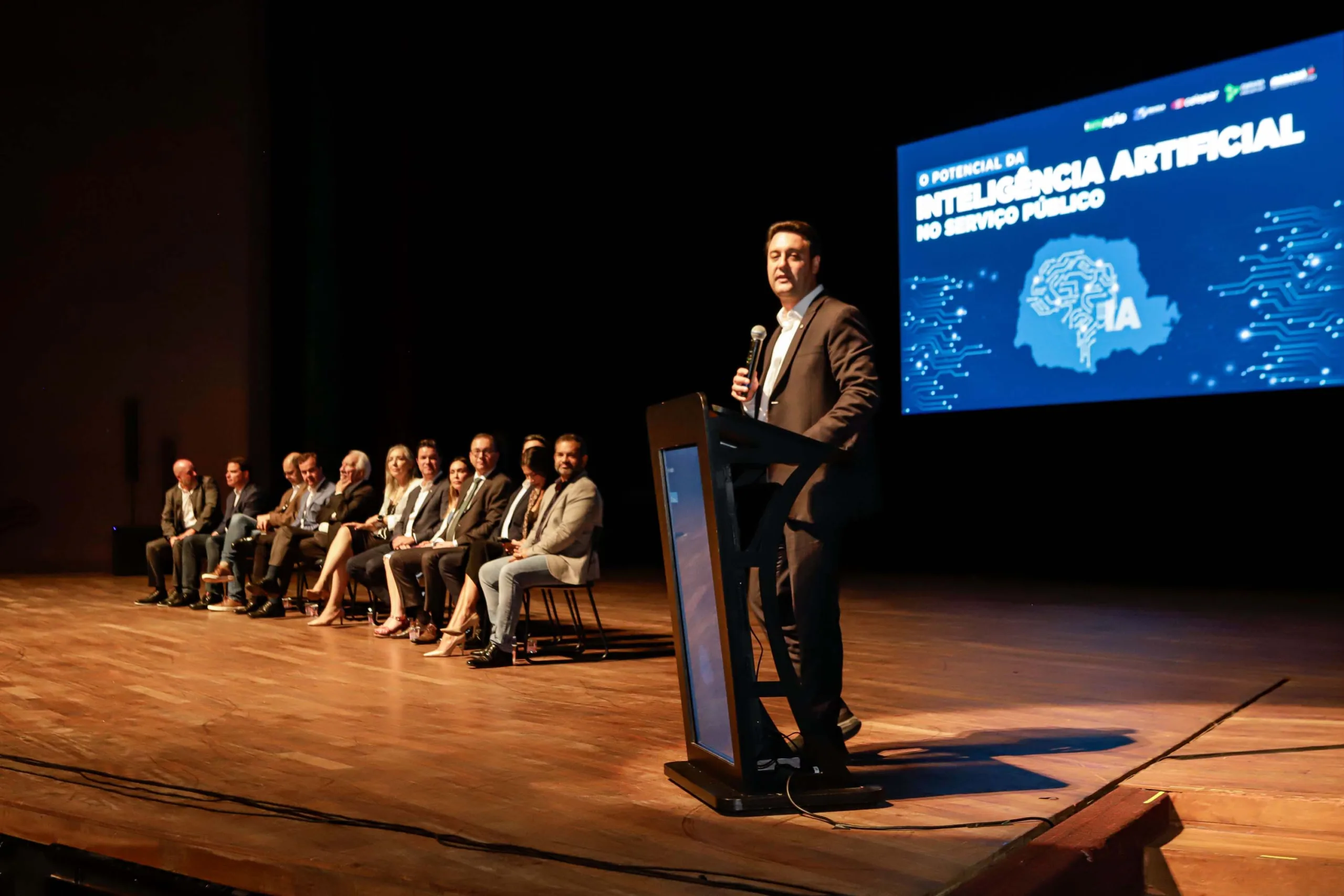 Curitiba, 22 de outubro de 2024 - O governador Carlos Massa Ratinho Junior participa, no Teatro Guaíra, do evento sobre Inteligência Artificial e Sanção da Lei de Aprovação do Plano de IA para o Serviço Público do Paraná. Foto: Roberto Dziura Jr/AEN