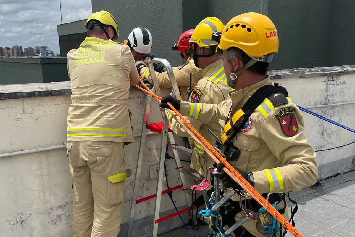 Bombeiros resgatam mulher que ficou pendurada em 9º andar de prédio em Curitiba