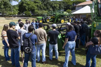 Máquinas agrícolas transportadas da Cocamar Máquinas para uma área ao lado do bloco B-34, no câmpus-sede da UEM