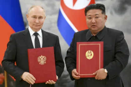 O presidente russo Vladimir Putin, à esquerda, e o líder da Coreia do Norte, Kim Jong Un