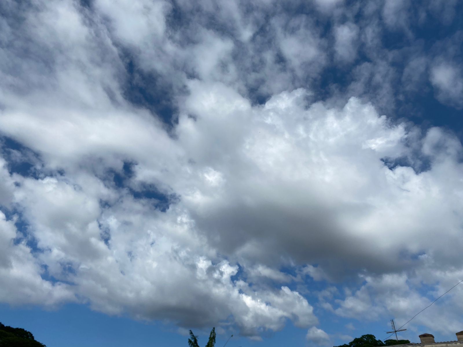 Nuvens no céu, jardim Alvorada em Maringá PR