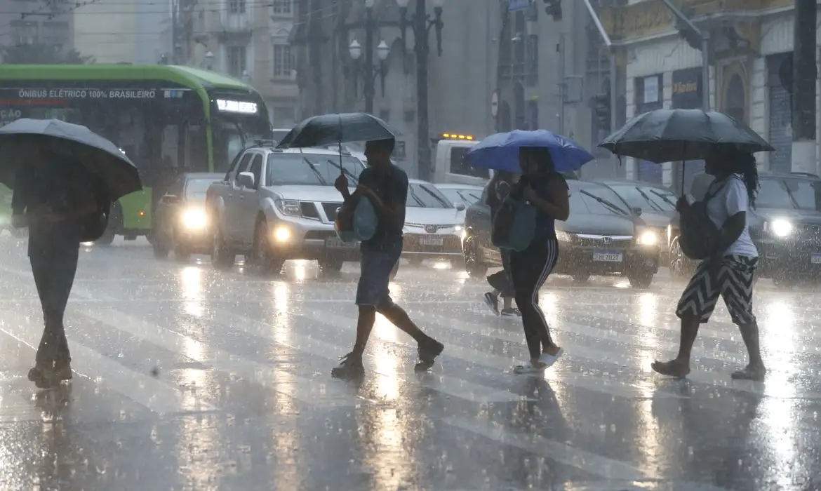 Pessoas na chuva