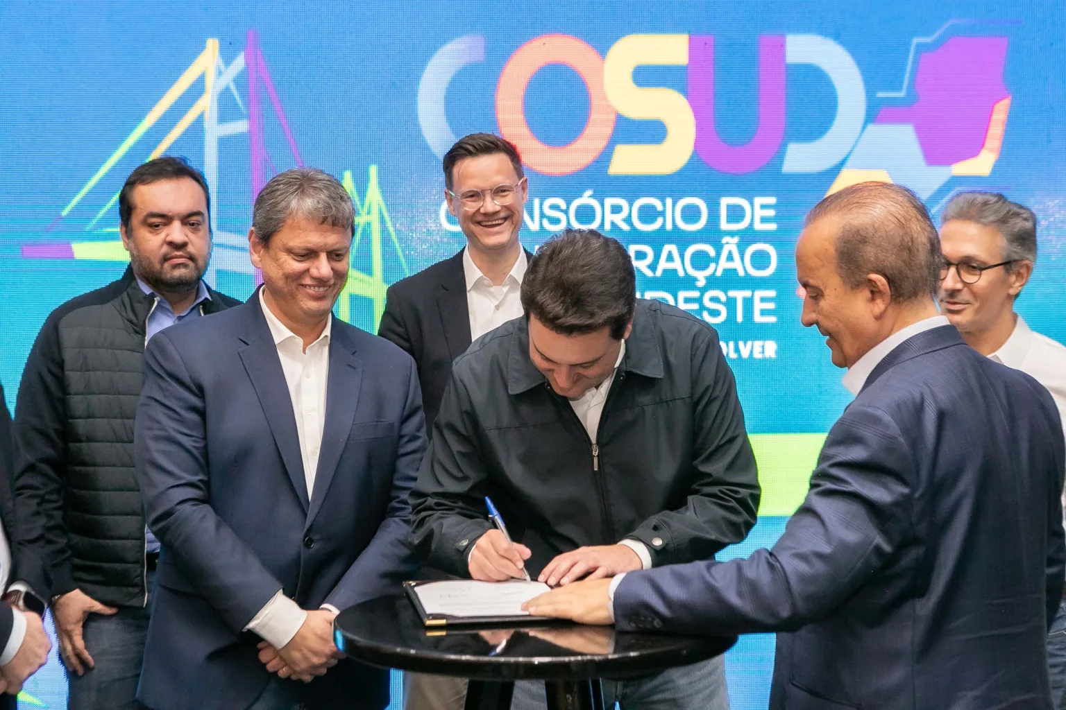 Ratinho Junior assina a formalização do Cosud
