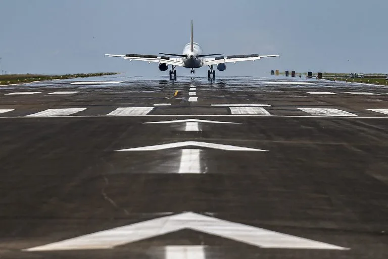 avião decolando