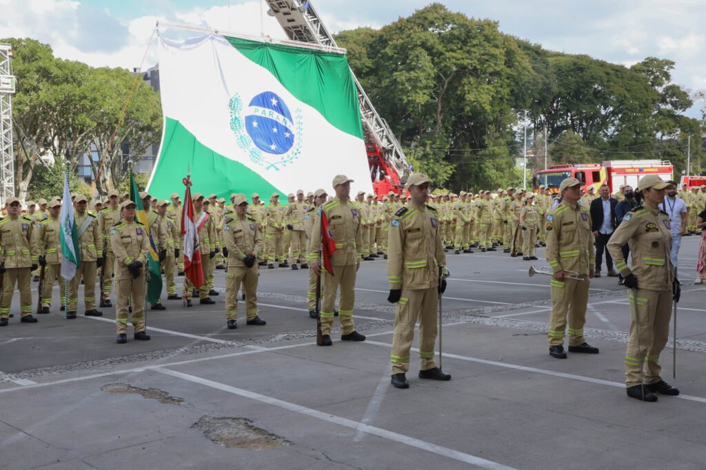 Governador Ratinho Junior sanciona lei que reestrutura as carreiras dos PMs e bombeiros 4 governador formatura de bombeiros 25 05 23 266