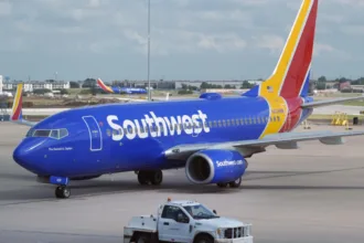 Bala atinge avião da Southwest Airlines sem feridos no aeroporto de Dallas