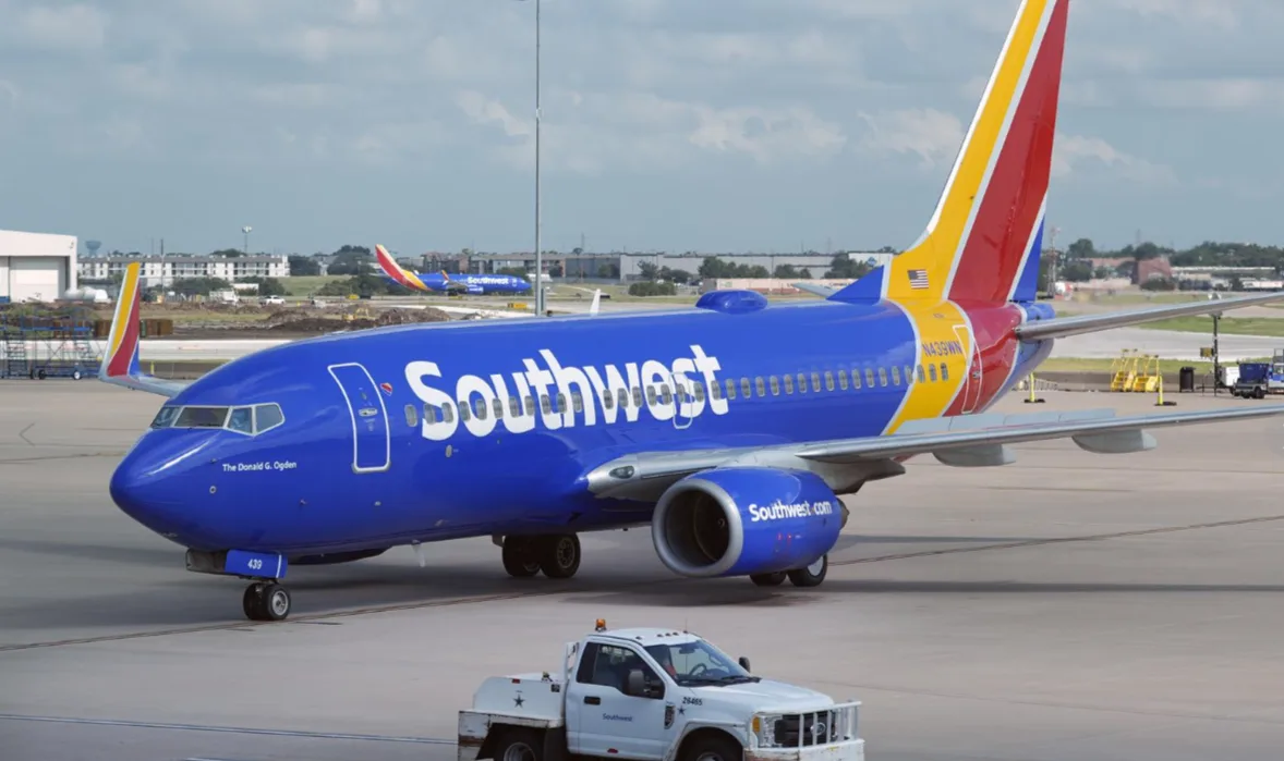 Bala atinge avião da Southwest Airlines sem feridos no aeroporto de Dallas