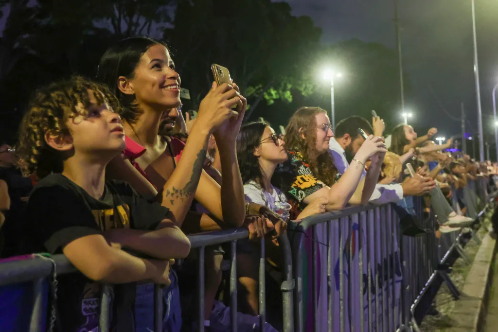 600 drones: show de luzes para anúncio das atrações no Verão Maior Paraná  empolga público