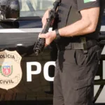 Policial Civil com Arma nas Mãos