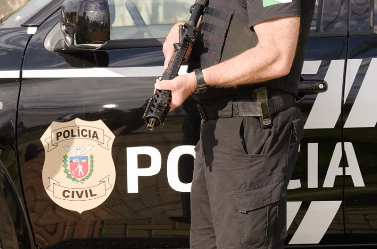 Policial Civil com Arma nas Mãos