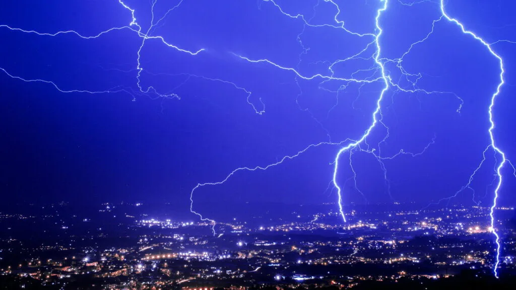 Tempestades com rajadas de ventos