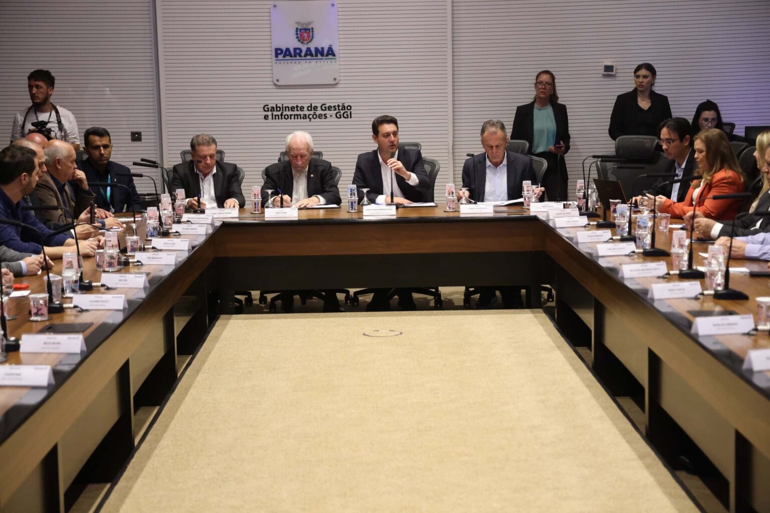 Em reunião com os deputados federais do Paraná no Palácio Iguaçu nesta segunda-feira (11), o governador Carlos Massa Ratinho Junior firmou o compromisso de complementar os investimentos que serão feitos a partir das emendas da bancada paranaense em 2025. Foto: Jonathan Campos/AEN