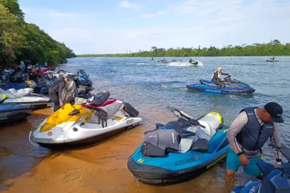 Jetskis descem o Rio Paraná com destino à Internacional Boat Show de Foz do Iguaçu