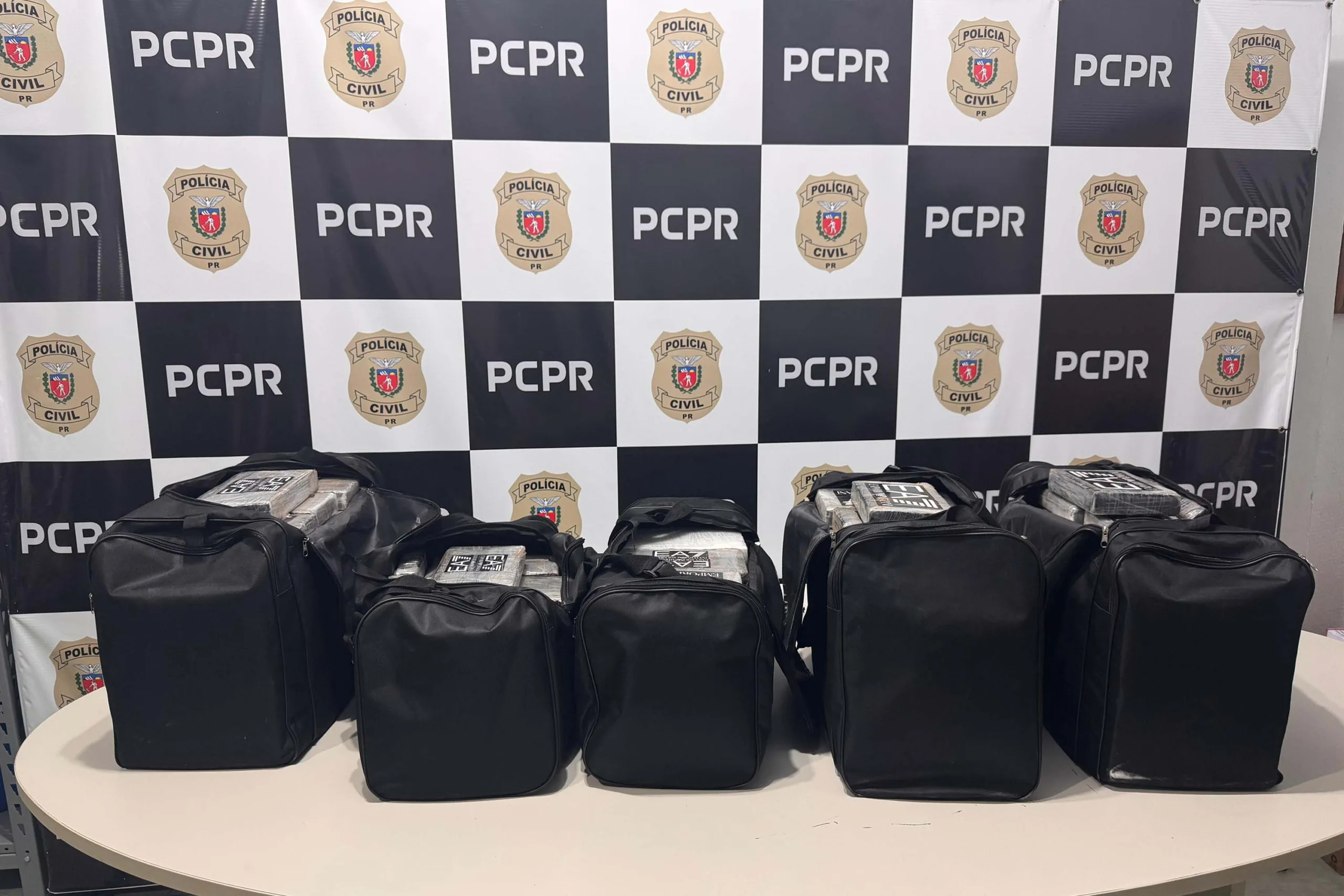 Polícia prende casal com 169 kg de cocaína em desdobramento da maior apreensão do ano