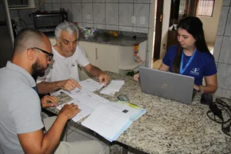 Procon em Domicílio atende idoso que reclama de cobrança abusiva de plano de saúde