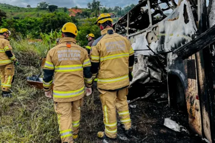 O acidente ocorreu depois que um grande bloco de granito, que era transportado pela carreta, se soltou e se chocou com um ônibus de viagem,