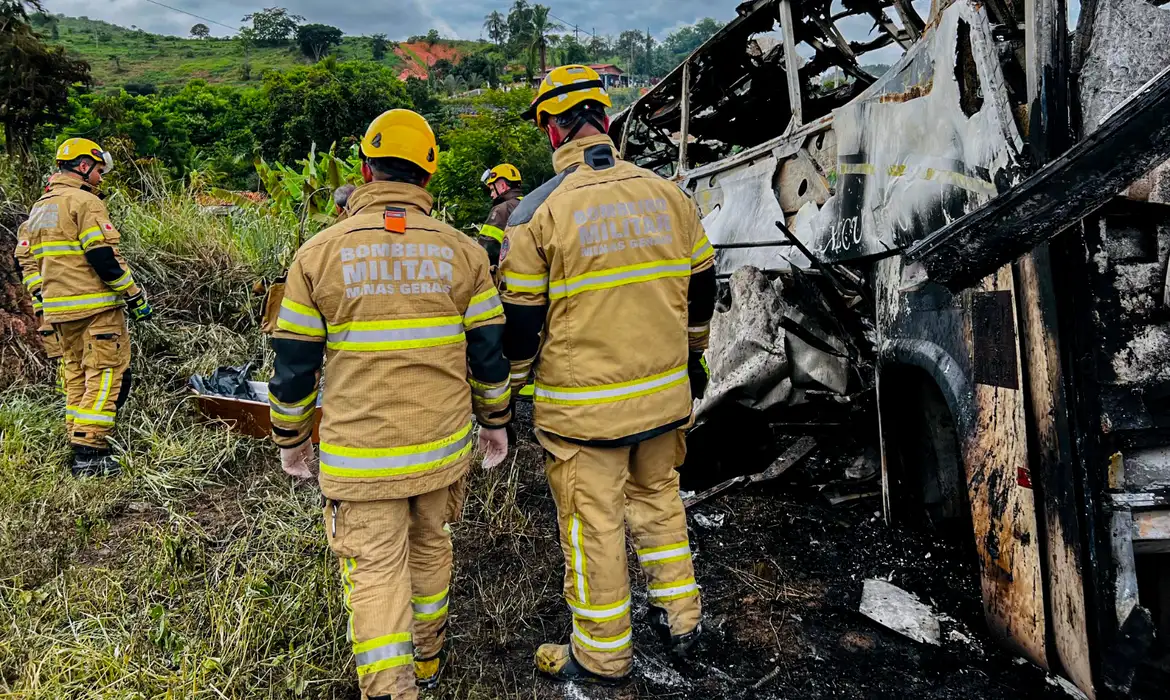 O acidente ocorreu depois que um grande bloco de granito, que era transportado pela carreta, se soltou e se chocou com um ônibus de viagem,