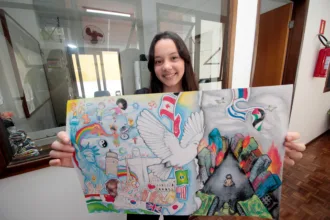 Aluna de desenho do Centro Juvenil de Artes Plásticas é vencedora paranaense de concurso internacional Foto: Anderson Tozato/SEEC-PR