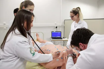 Governo destina R$ 6 milhões para ensino da medicina com IA e realidade virtual nas estaduais Foto: UEPG