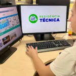 Mulher trabalhando no computador do Governo do Paraná