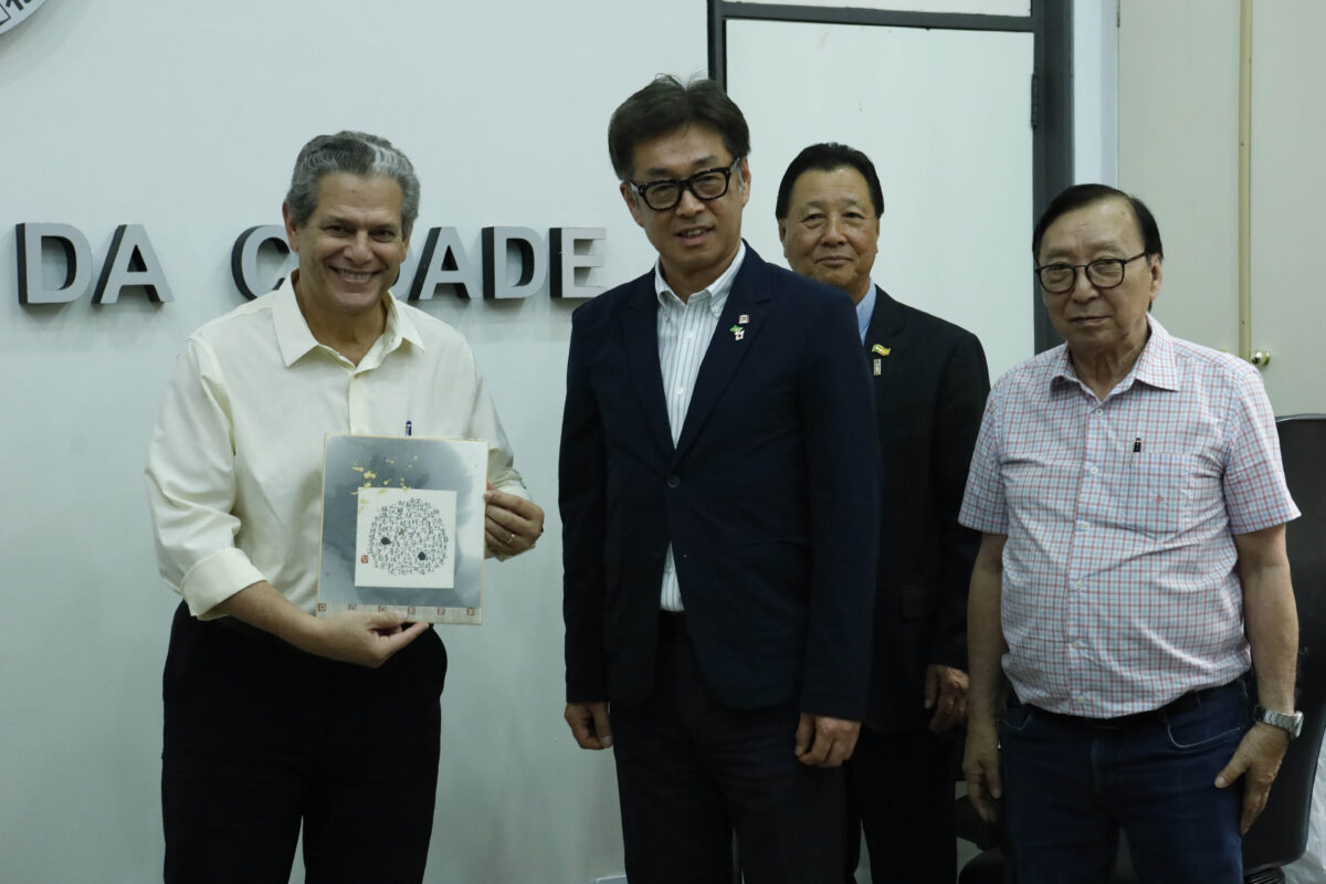 Time de beisebol do Japão visita a Prefeitura de Maringá